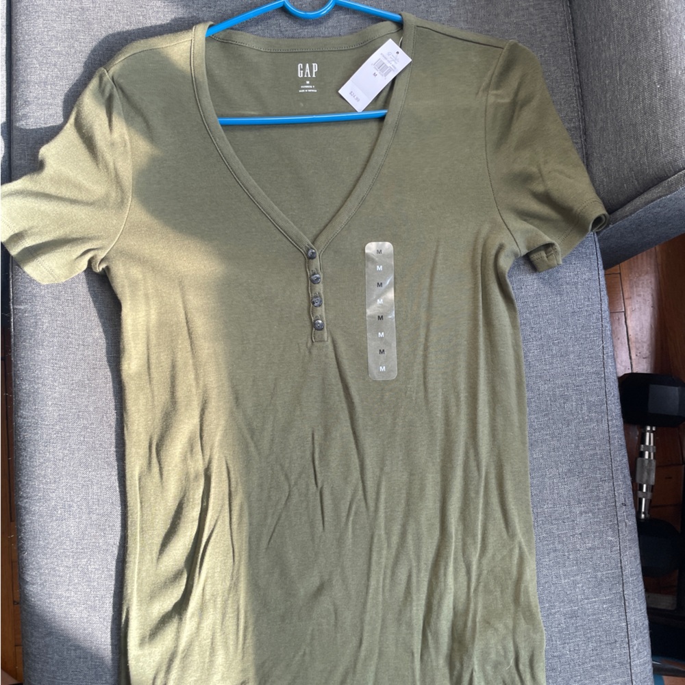 Gap shirt never worn